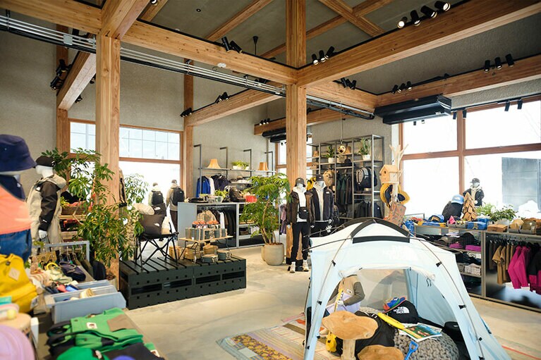 店内は天井が高く重厚感ある梁が配された山小屋風。窓のフレームも木材が使われている。