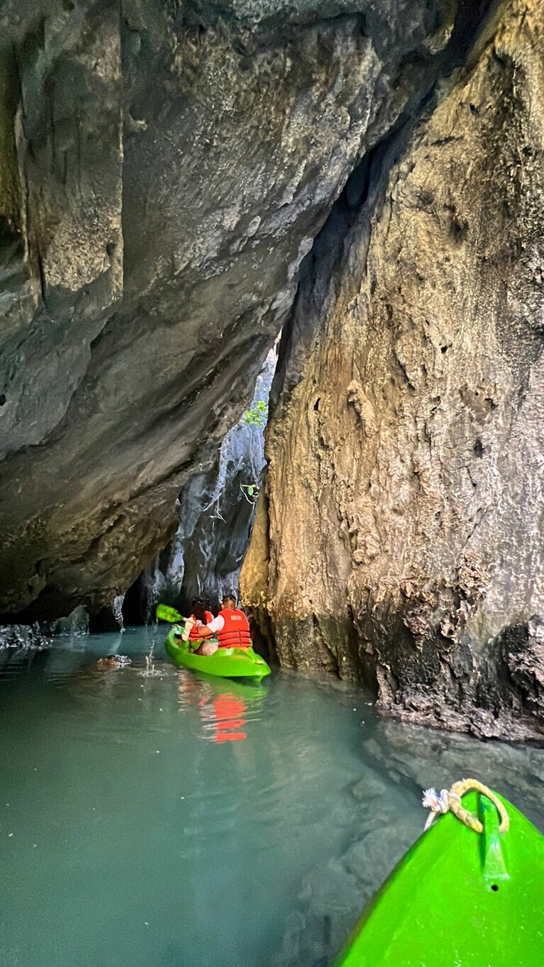 岩の隙間を奧へと進んでいく。