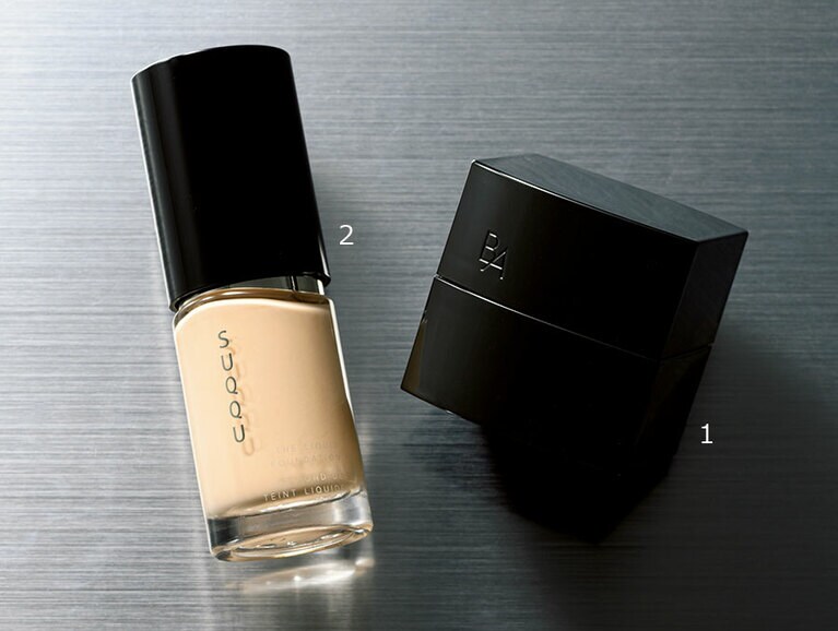 1：まわりの水分を吸着し、さらに紫外線を可視光に変換して肌のツヤに変化させる。B.A ハイドレイティング カラークリーム SPF25・PA++ 全6色 30g 各13,750円／ポーラ
2：光のとろみ膜が均一に肌をならし、ぴたりと留まる。究極のなめらかさを実現。ザ リクイド ファンデーション SPF15～30・PA++ (SPFは色による)全23色 30mL 各11,000円／SUQQU(2022年2月10日[木]発売)