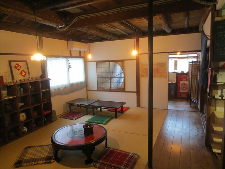 台湾の茶館の雰囲気が漂う店内。