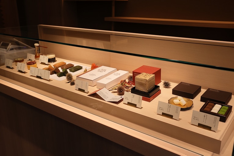 ブランドスイーツと店舗のオリジナルスイーツがひしめくショーケース。