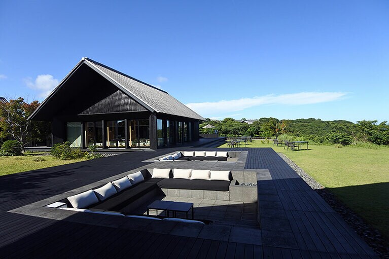 沈み込むデザインのサンクンテラスとバー棟。