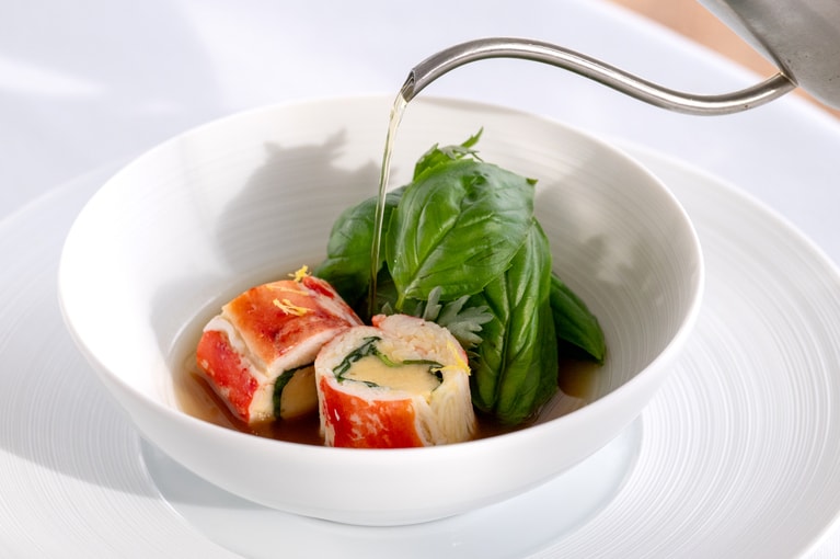 目の前でオリーブオイルを。パチパチとはじけるような音と香りが食欲をそそる。