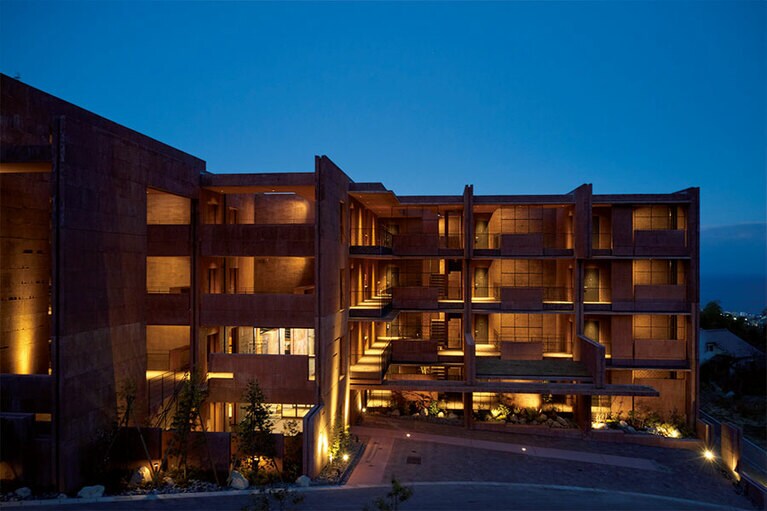 建物は別府の地質や断層をイメージ。内と外の境界を感じさせない構造が特徴的。／GALLERIA MIDOBARU［大分・別府］