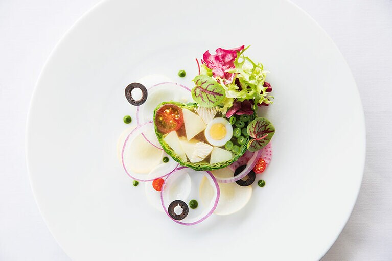 前菜は「サラダ・ニソワーズのテリーヌ仕立て」。彩りもよく心華やぐ。