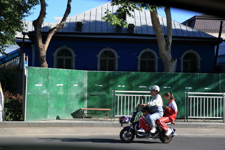 サイラム湖からひと山越えたイーニンの街はトュルク系、カザフ族が人口の多くを占める街。