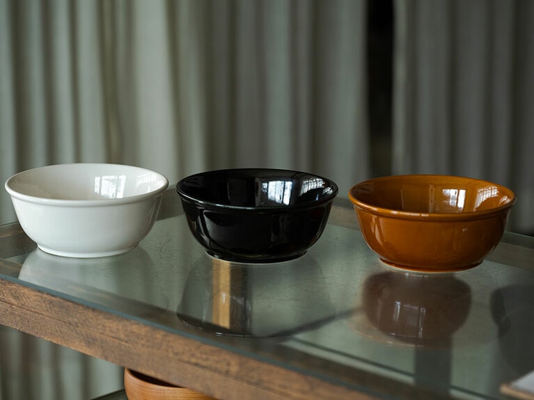 KOHOROオリジナルのボウル、万古焼のもの。