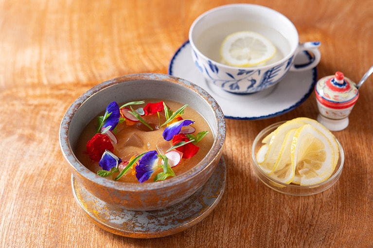白湯はハチミツとレモンを入れて。フルーツのガスパチョにはエディブルフラワーが。