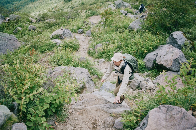 山頂付近も急な登りが待っている。あともう少し。