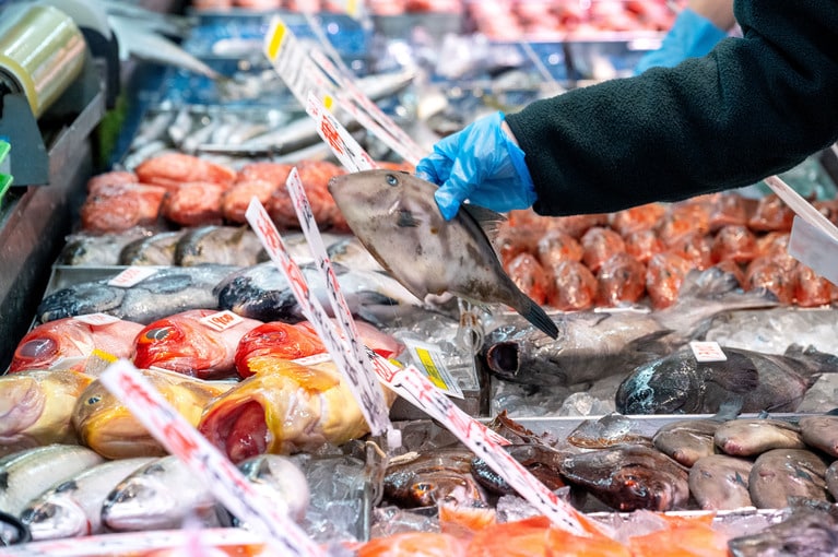 開店と同時に人が押し寄せる鮮魚コーナー。