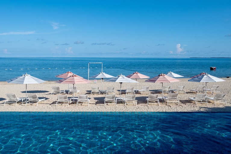 インフィニティなビーチプールの先は、白砂のビーチとコバルトブルーの海。