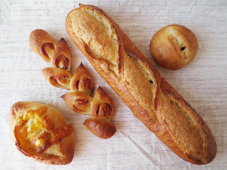 フランスパン生地のパン色々。左から「チーズフランス」150円、「ベーコンエピ」150円、「バタール」250円、「パン・オ・フィグ」150円。