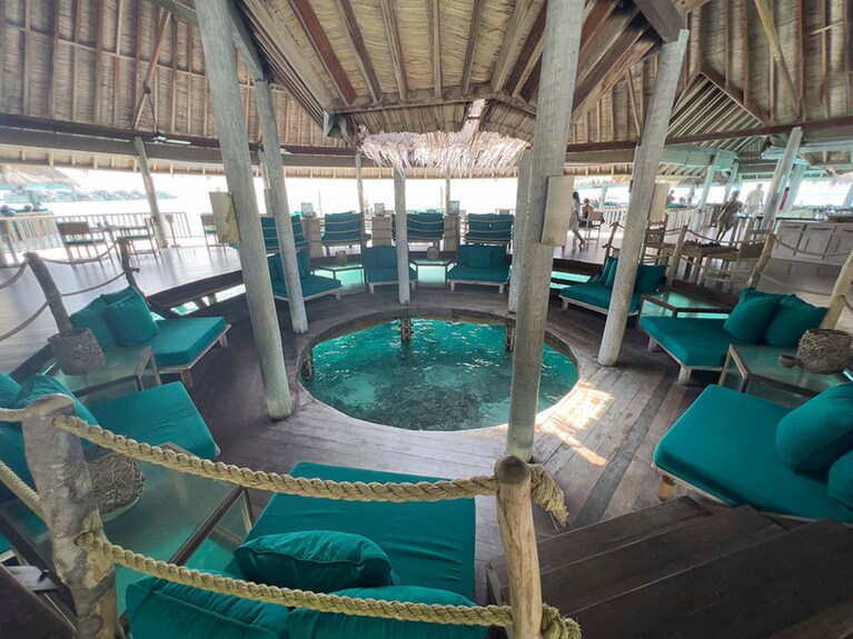 「オーバー・ウォーター・バー」の中央には大きな穴が！　その周囲のソファ席は、食事前のアペリティフにも、アフターディナーにも人気だ。