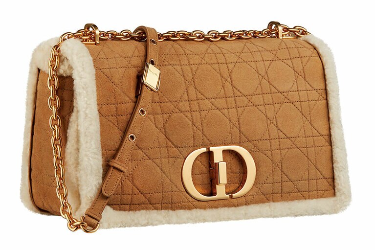 サイズは2種類。もこもことした愛らしいシアリングバッグが、冬のファッションを彩る。BAG H22.5×W30×D16cm 550,000円／ディオール(クリスチャン ディオール)