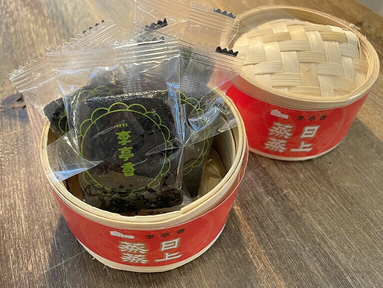 見た目よりもフワッと軽やかな食感で、歯にもくっつきません。