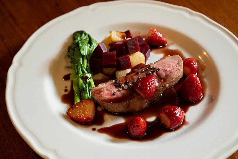 鴨のロースト イチゴのソース 2,500円。