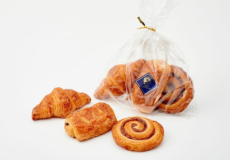 ホテルニューグランド「アソートセット (クロワッサン、バトンショコラ、シナモンロール)」3種類入り 500円。