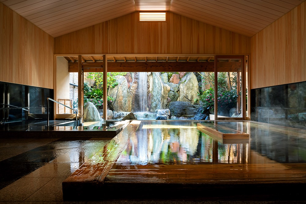 大浴場の“神木”と呼ばれる古代檜の湯殿にたっぷりと注がれる湯は、なめらかで優しい肌ざわり。檜の爽やかな香りが、心身を癒してくれる。
