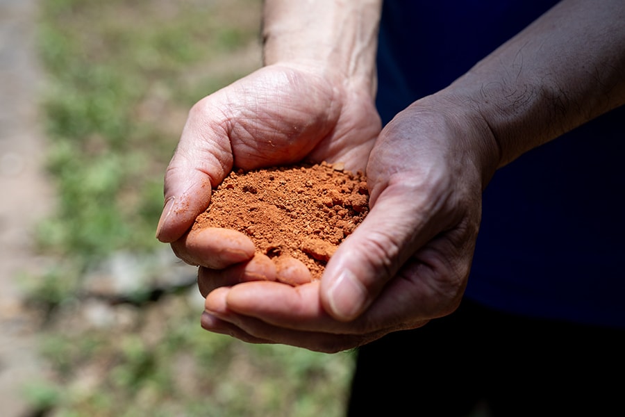 無名異焼の原料は、酸化鉄を多量に含む赤い土。