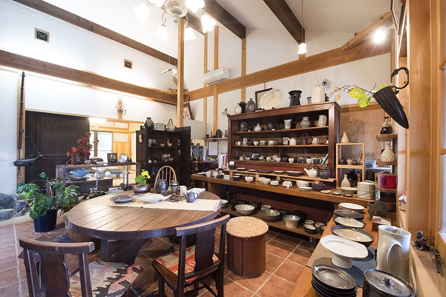 賢治さん、慶さん作陶の器が並ぶ販売スペース。「これにどの料理を盛ろうかな」と、想像を膨らませてくれる。