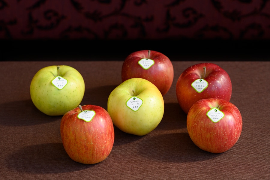 代表品種であるふじを始め、芳香があり甘味が豊富な名月が現在は販売中。※写真は10月末時点のもの。時期によって販売されるりんごの品種は異なります。