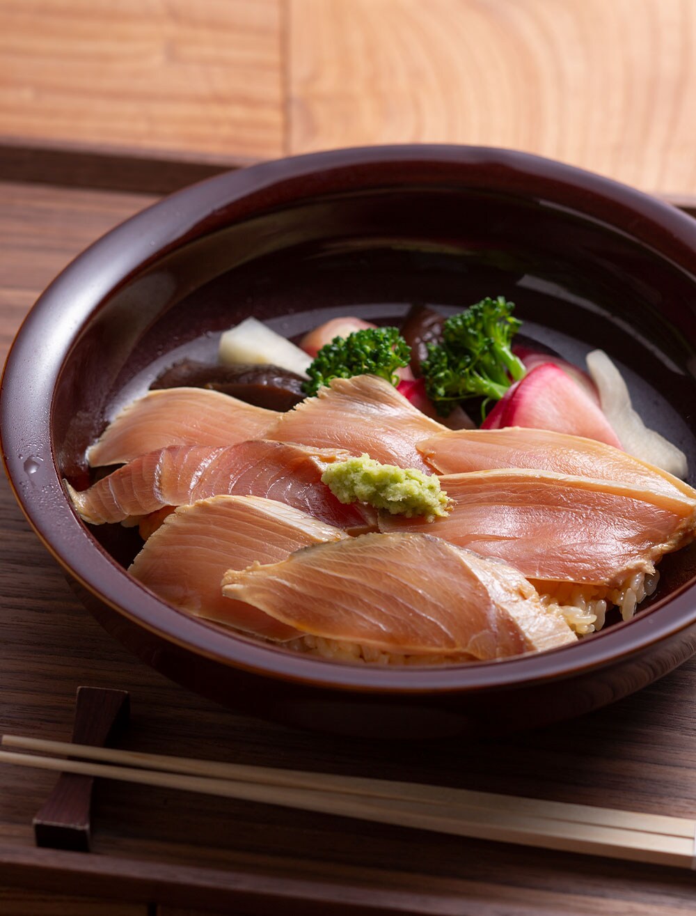 “丹後野菜と丹後魚の黒寿司”1,850円は数量限定。
