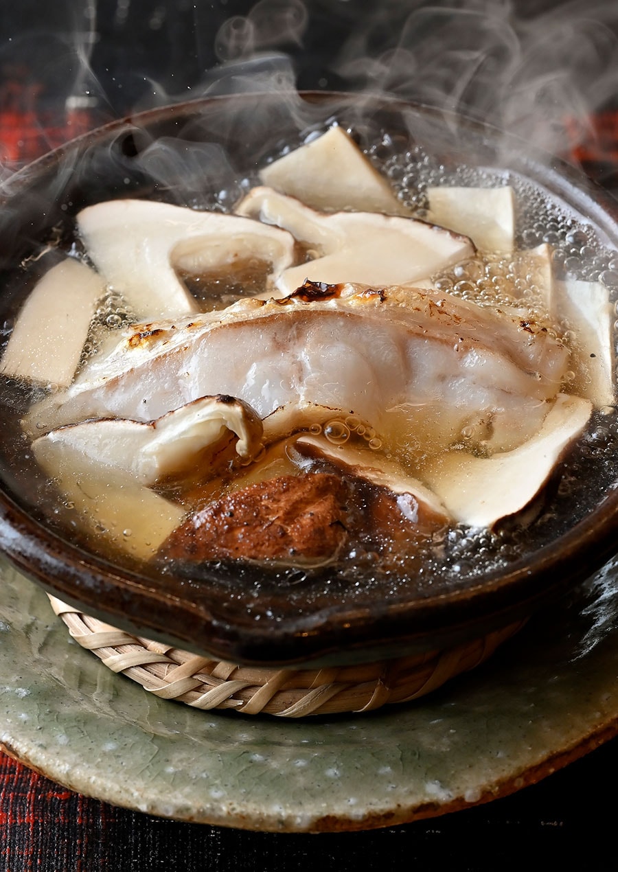 白ぐじと松茸のお鍋。食べごたえのある松茸と、焼いた白ぐじの香ばしさを堪能する。2,600円（価格の変動あり）。
