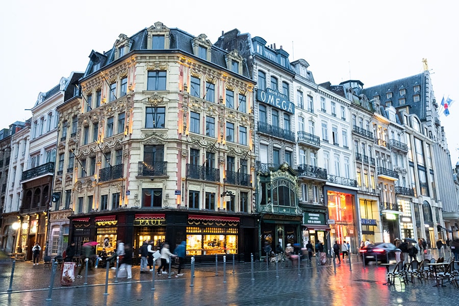 パリとはまた異なる、ベルギーやオランダに通じる美しい街並み。