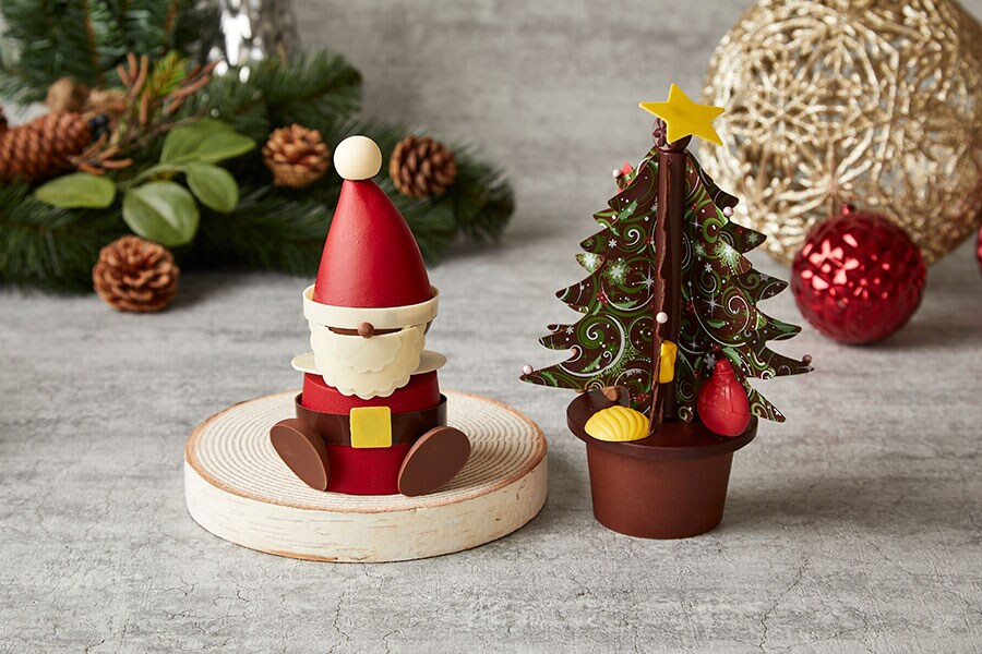 左「サンタ チョコレートフィギュア」、右「クリスマスツリー チョコレートフィギュア」各4,000円(ともに税込)。
