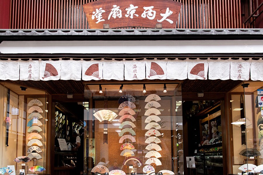 「大西京扇堂」で、暑い夏を優雅に過ごすための扇子を選んでみては？