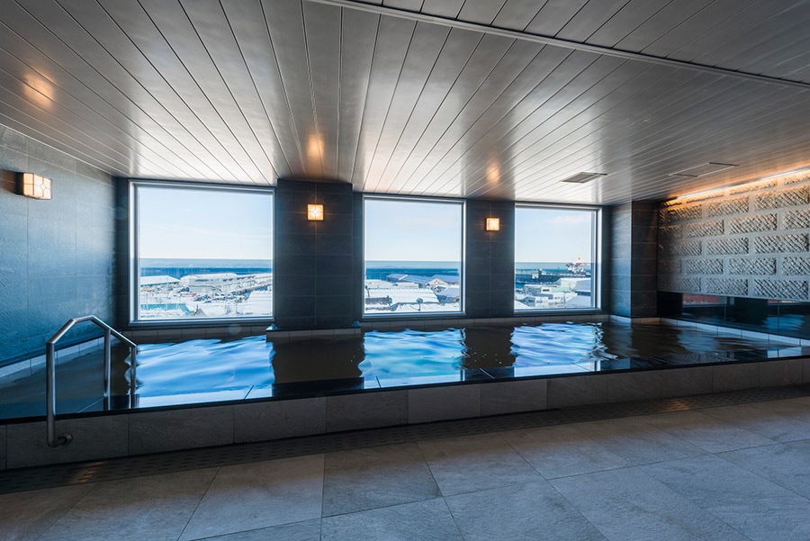男湯の展望天然温泉風呂からは運河と海を眺めることができる。(C)ホテルソニア小樽