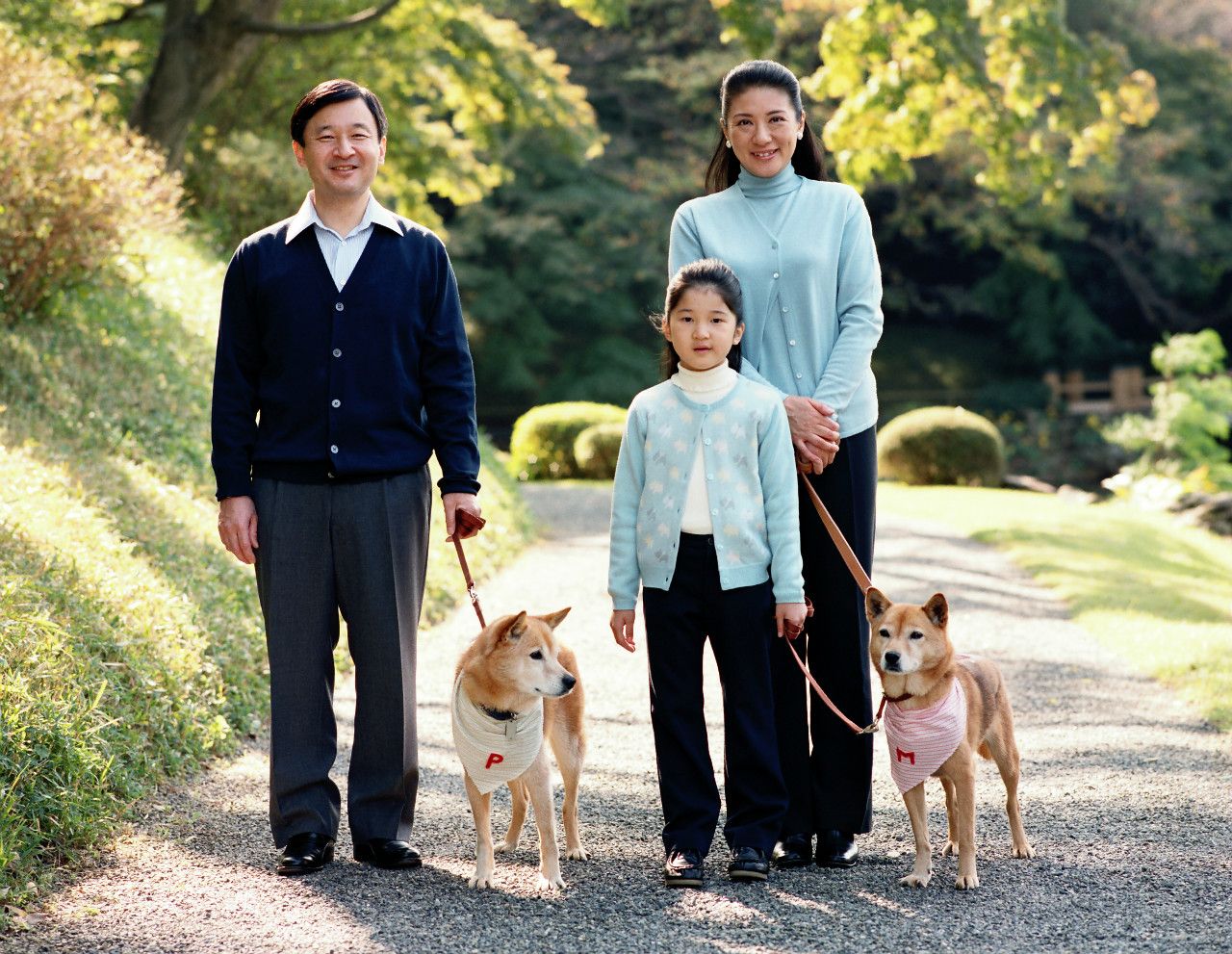 2008年11月、赤坂御用地内を散策されるご一家。愛子さまは水色カーディガンをお召しに　宮内庁提供