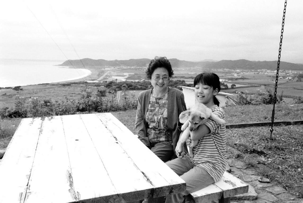 孫の桃子さんと北海道の別荘で　©文藝春秋