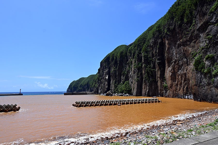 硫黄島港の断崖がカルデラの側面だそう。