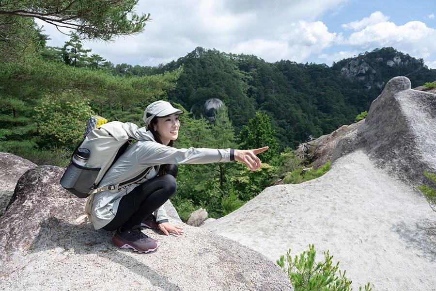 「あっちに見える山は何だろう……？　山に登ると日々のもやもやから解放されて、視野が広がるような気がします」（鮎川さん）