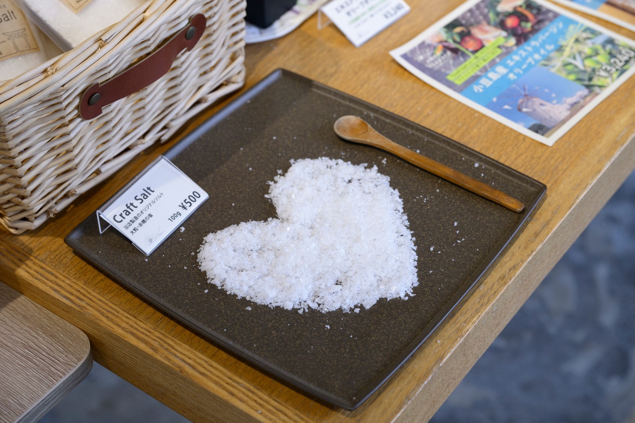 「AMAMI TERRACE」では、お塩のお土産品購入から伝統的な塩づくり体験までそろう。