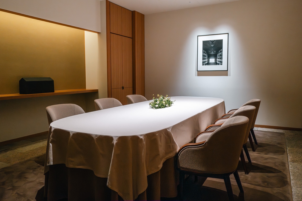 シンプルな内装に杉本博司氏の作品が際立つ個室空間。