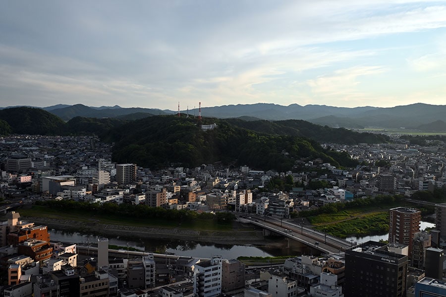 福井随一の高さを誇り、荒島岳や白山などの名峰や春には桜が美しい足羽川を望みます。