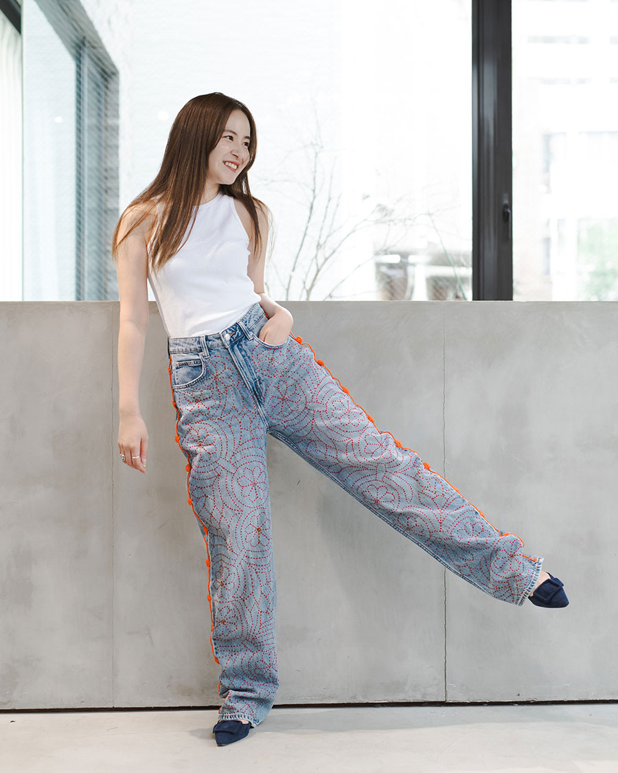 HAND EMBROIDERED UPCYCLED DENIM PANTS／yoshiokubo×SMASELL アップサイクルコラボ企画／参考価格14,190円　※写真はサンプル品／製品版では赤色の刺繍色を使用