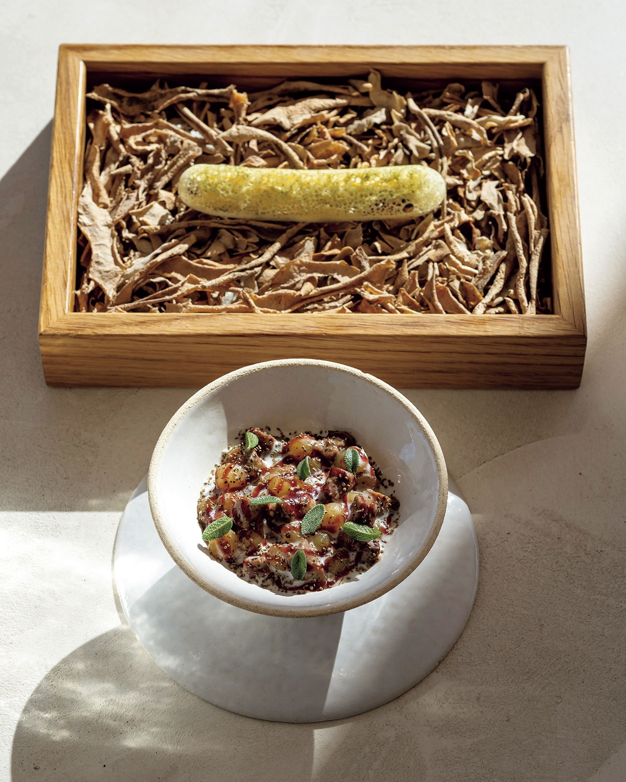 ピントンシェフの新作メニュー。ミントが爽やかな仔牛のタンの赤ワイン煮と、端材をミキサーにかけメレンゲとあわせて低温で火入れしたポテト。サクサク食感が楽しい。38ユーロ。