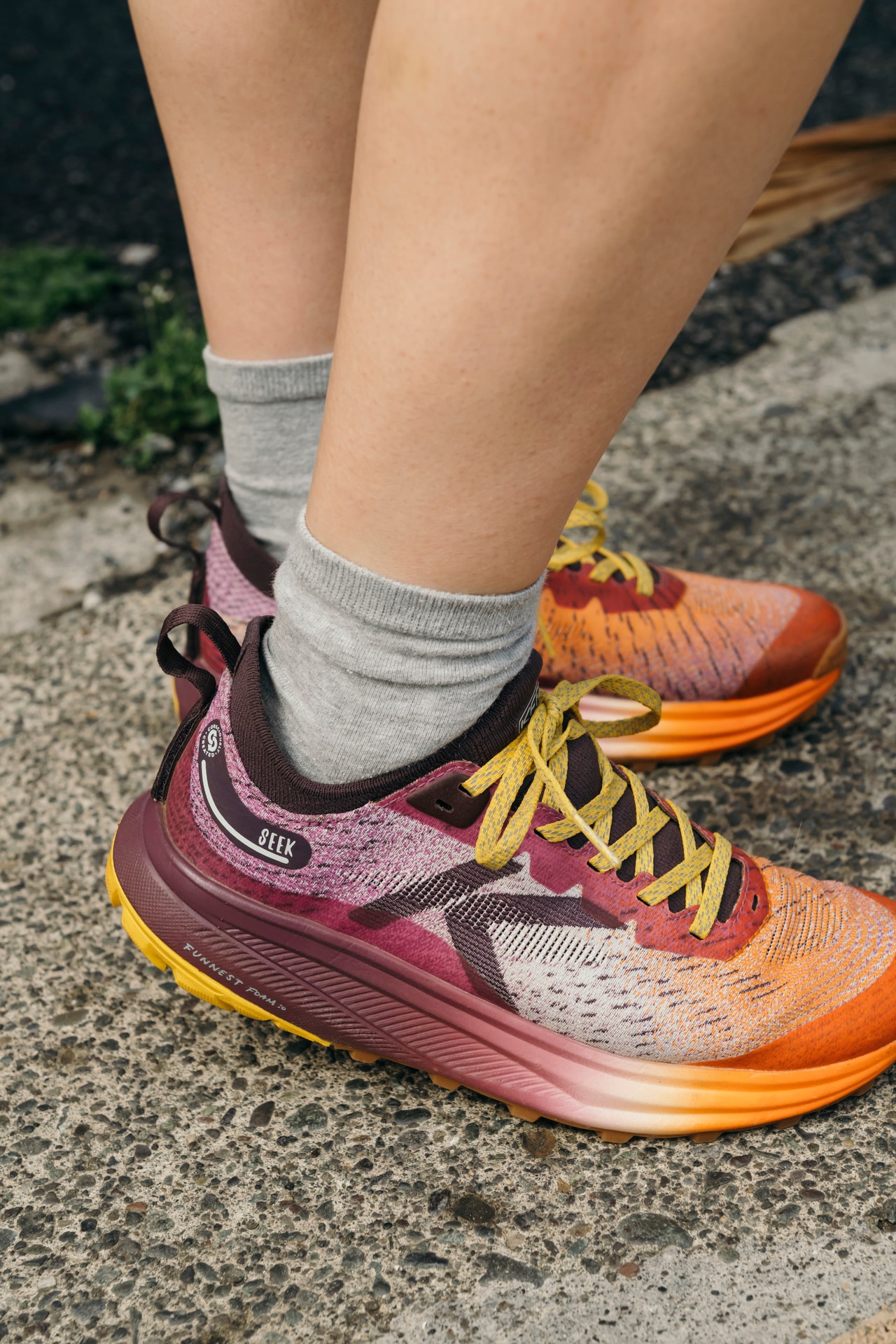 “シーク”のパープル×オレンジのグラデーションが目を引く一足をセレクト。カラーを軸にスタイリングを考える楽しみも生まれそう。