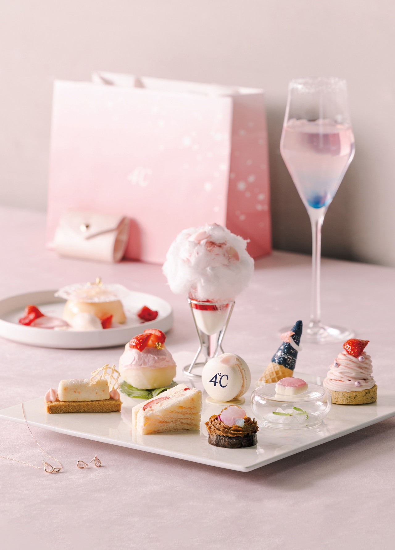 「４℃ SAKURA Collection × Afternoon Tea」のイメージ。平日1名6,500円～、土日祝1名7,000円～（ともに税・サ込）。※税込み5,000円以上の利用で3時間駐車無料。