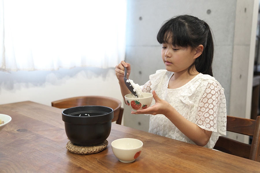 子どもたちには食べ切れる分を各自よそってもらうようにしています。日によってお腹の空きぐあいも違うだろうから、体調を自分でコントロールできるように。