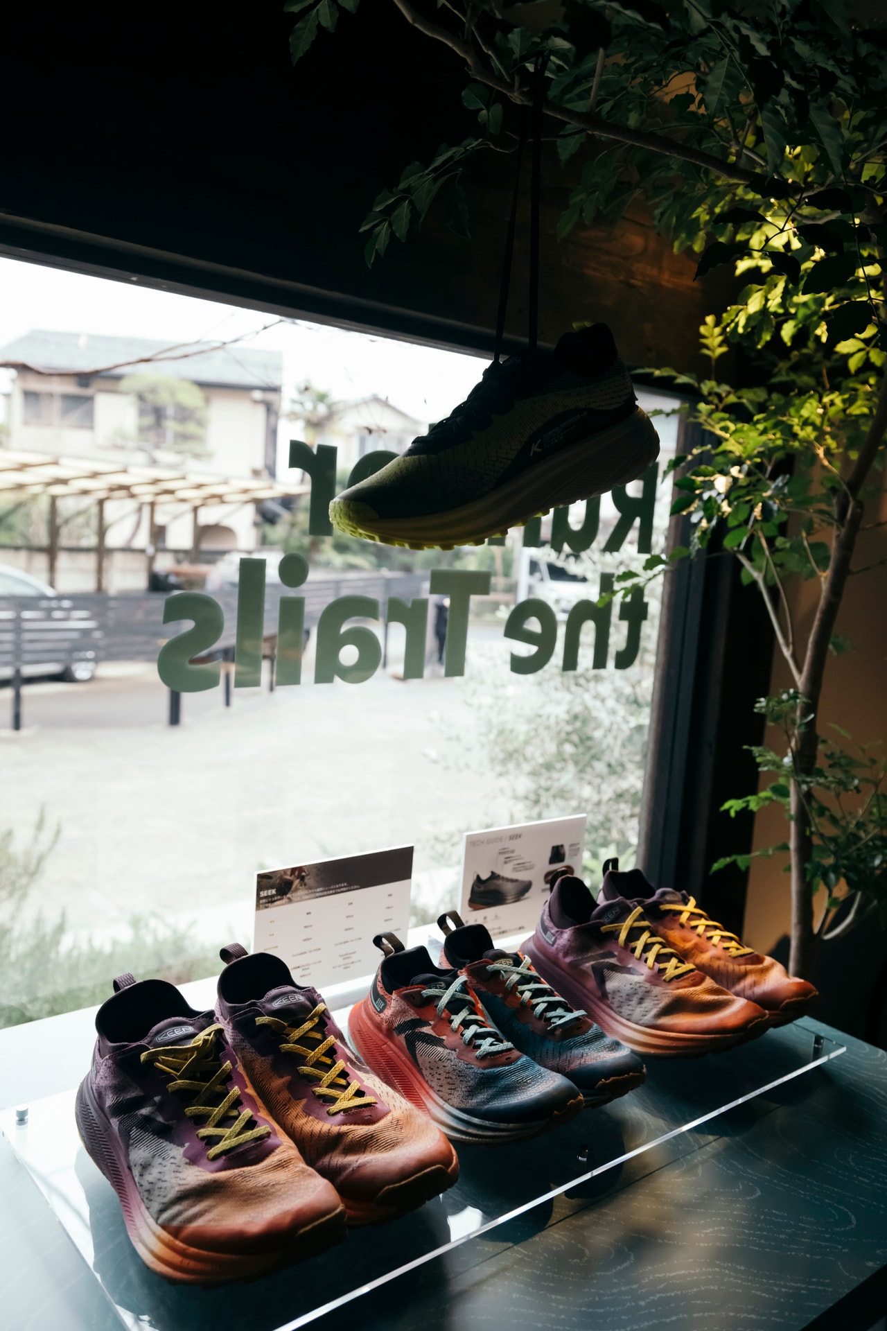 6色のカラーをそろえる“ウィメンズ シーク（SEEK）”。