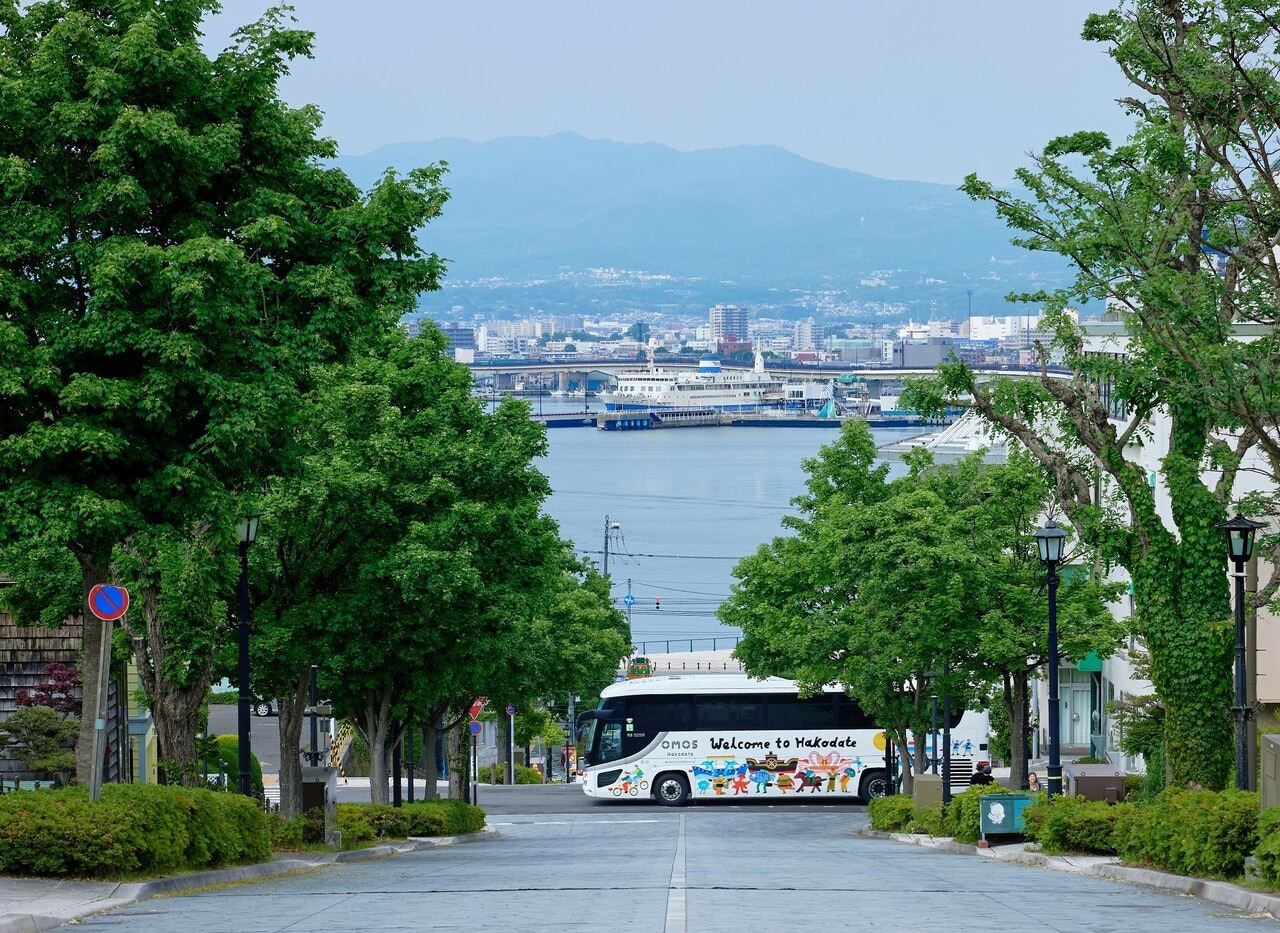 主要な観光スポットを巡る、宿泊者限定＆乗り放題の「函館ぐるぐるフリーバス」。