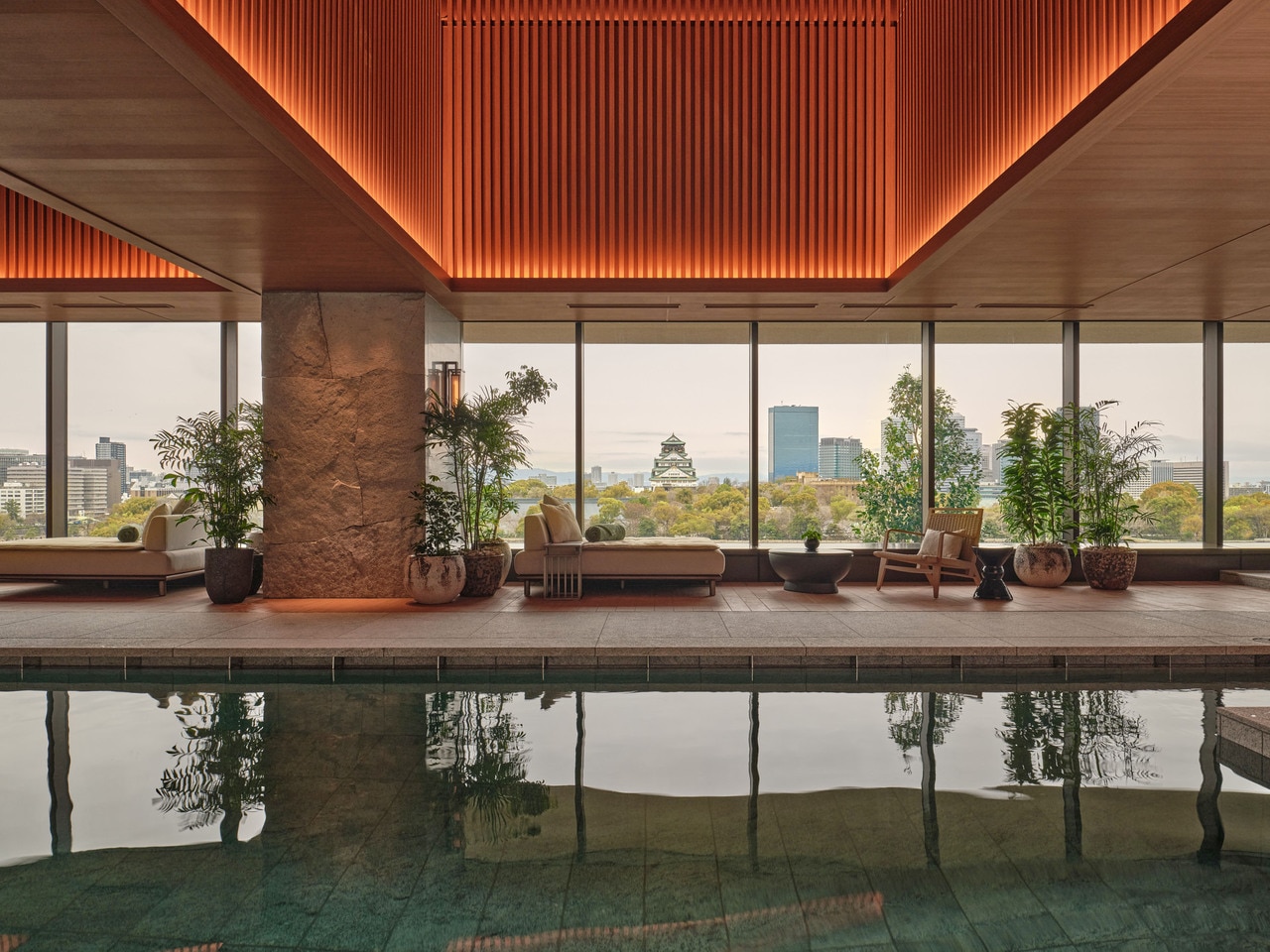 大阪城を目の前に望み、静寂の中でリラックスできる屋内温水プール。