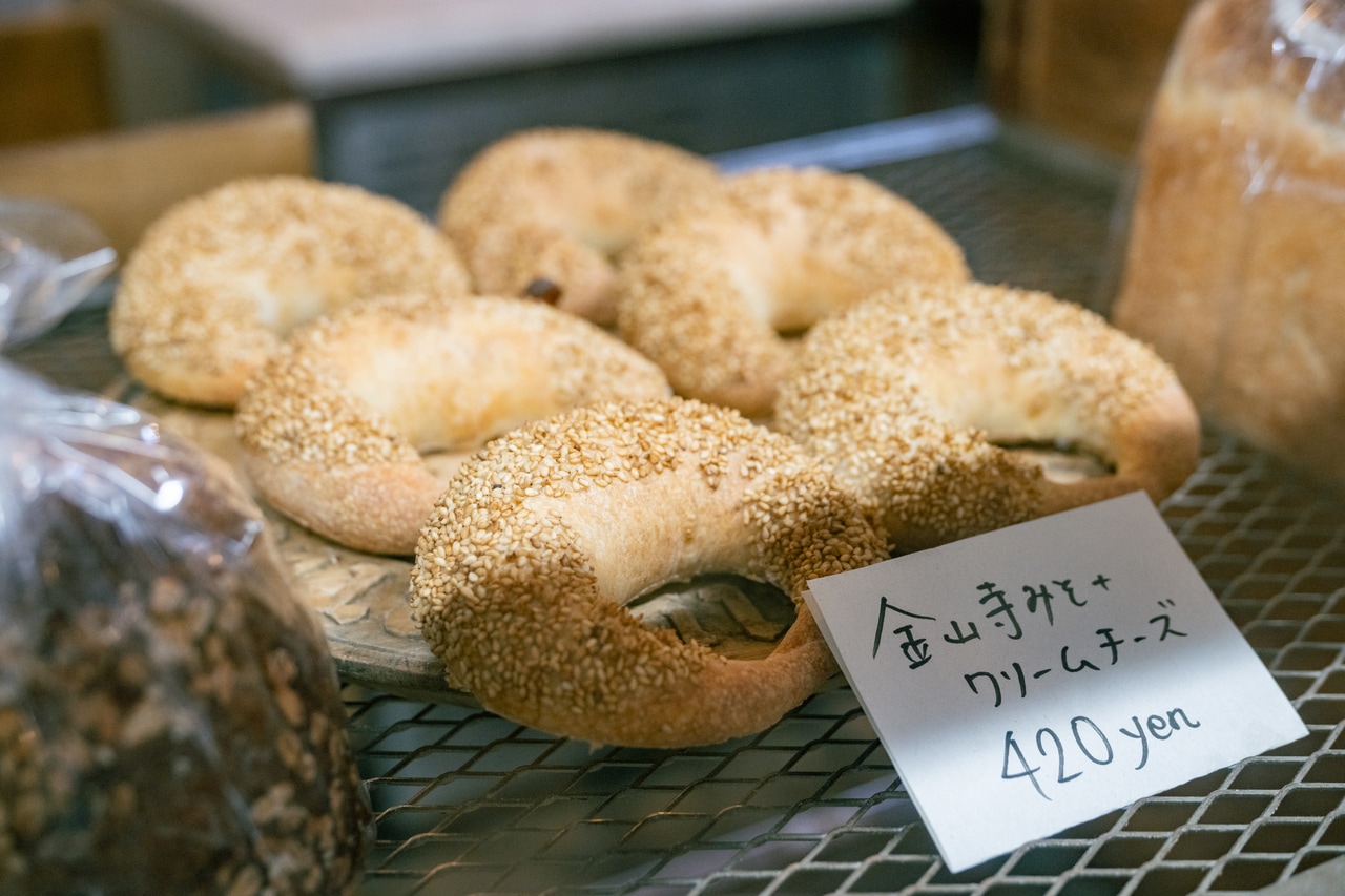 和洋のハーモニーがクセになる「金山時みそ＋クリームチーズ」420円。