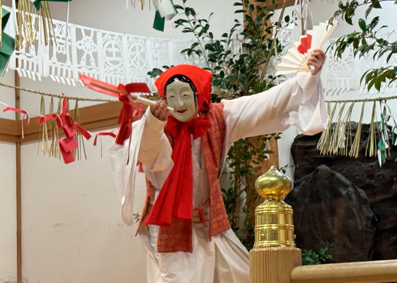 夜神楽の演目のひとつ、鈿女（うずめ）の舞。熱狂的な踊りで天照大神を天岩戸から誘い出す。