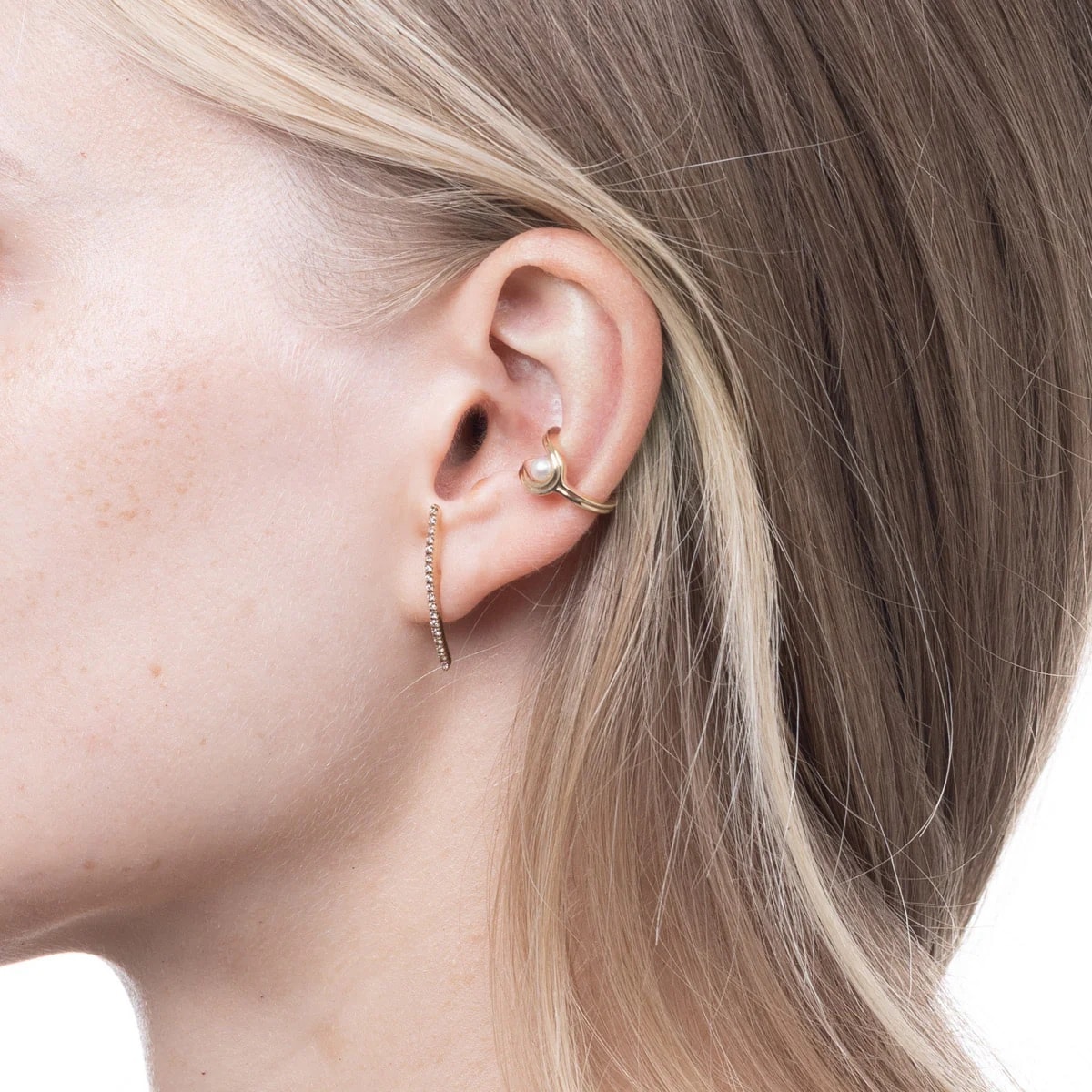 GOSSAMER ロングバー ダイヤモンド ピアスの重ねづけイメージ。