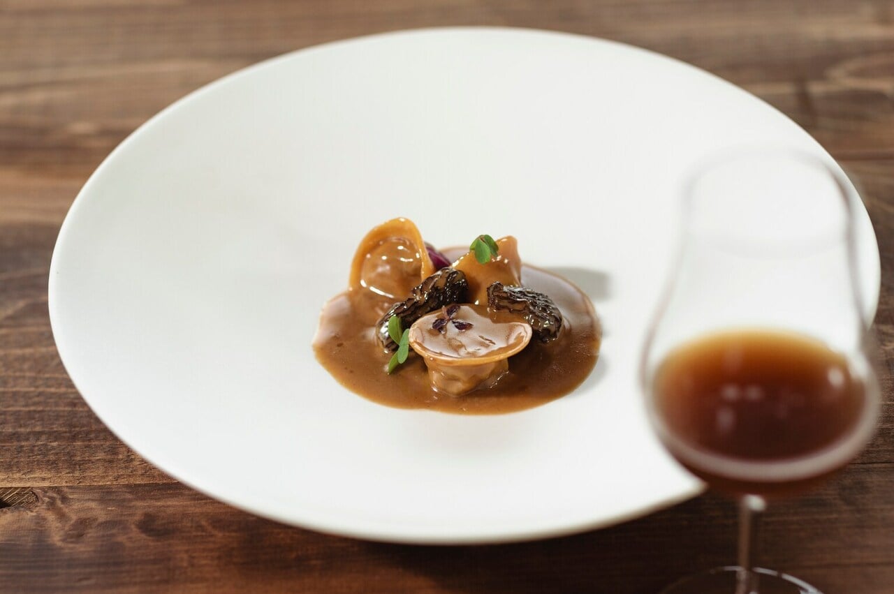 アミガサ茸特有の奥深い香りを押し上げた「ラビオリ」。